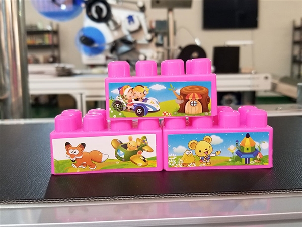 儿童玩具平面贴标